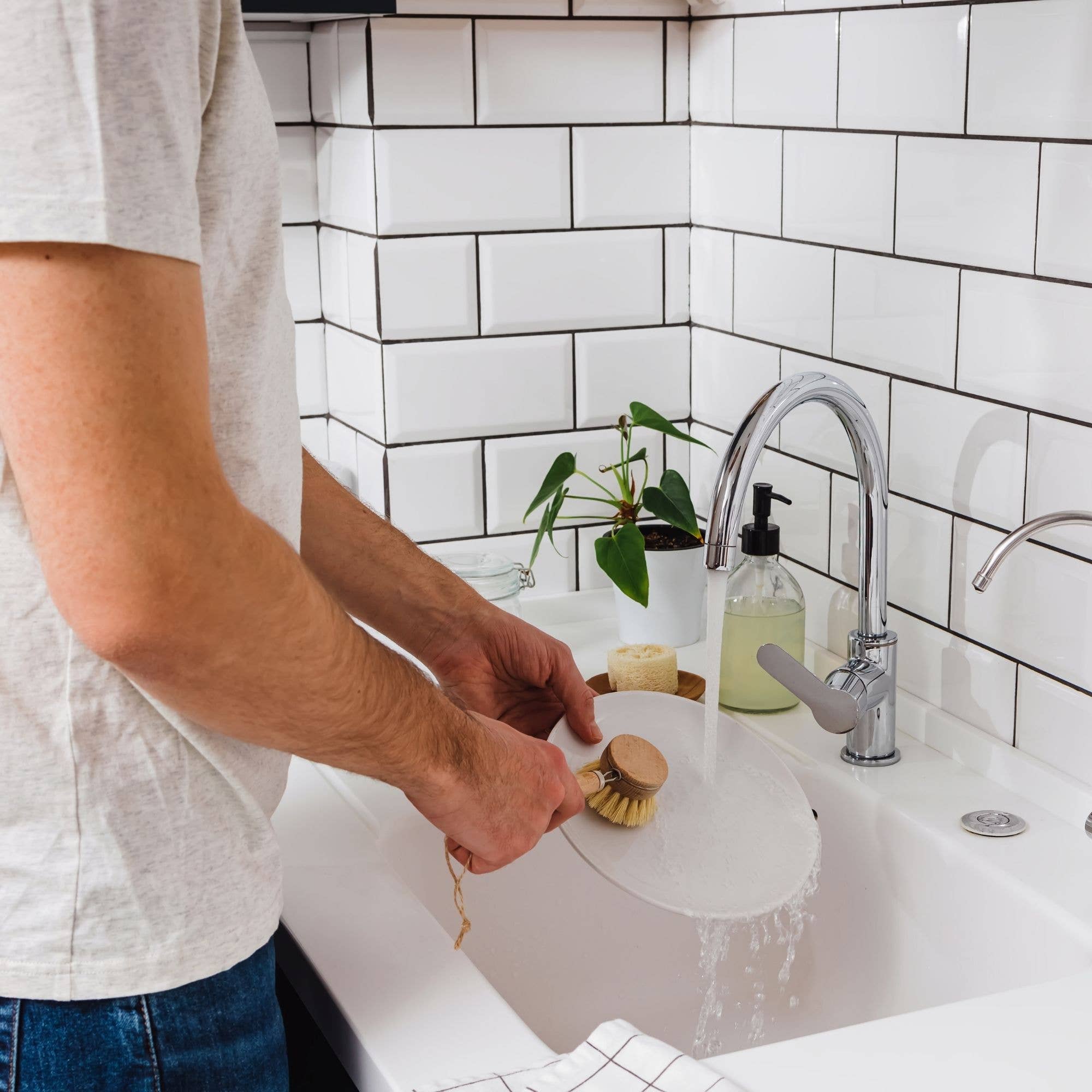 Reusable bamboo dish brush with replaceable head