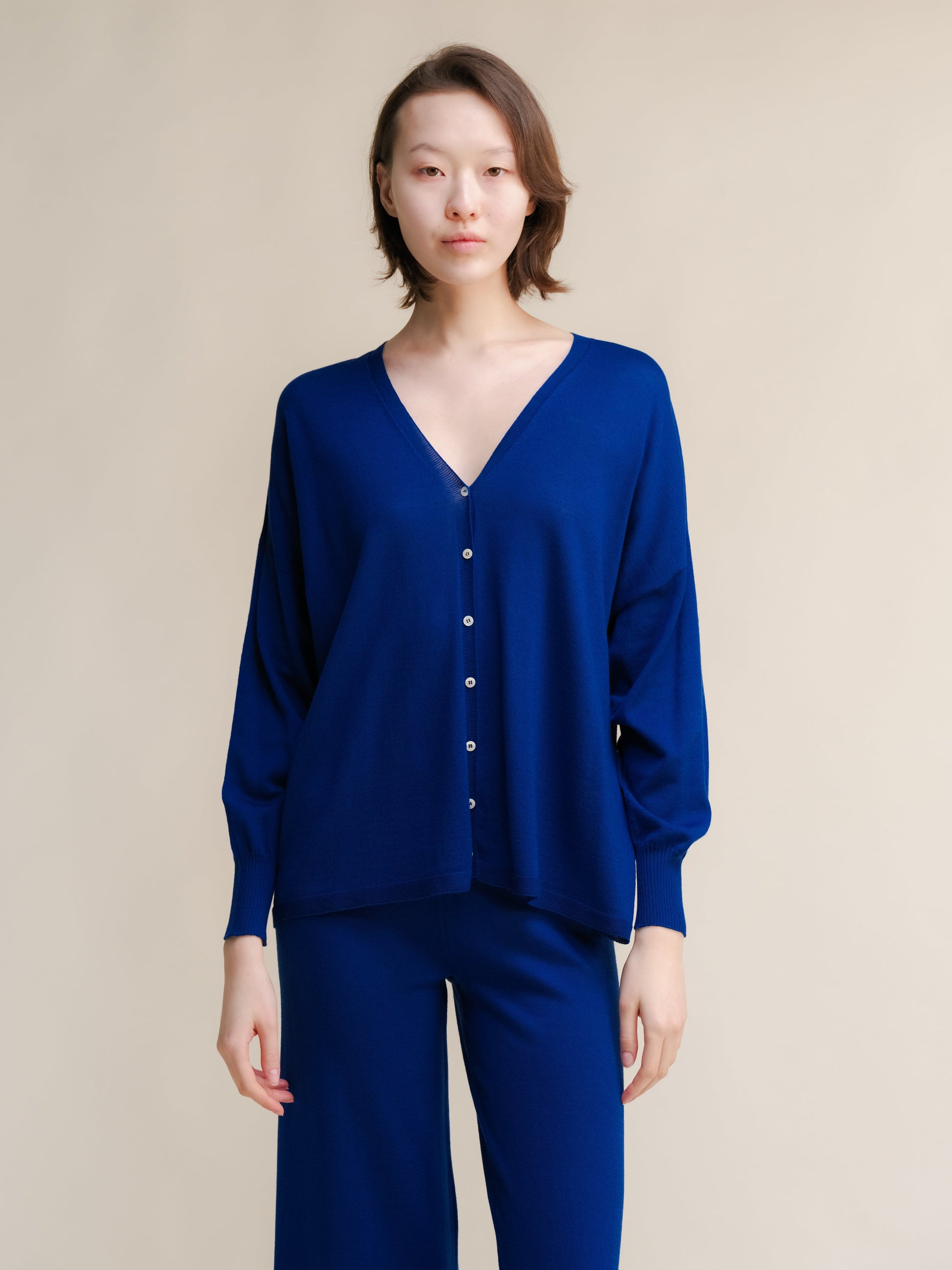Extra Fine Merino Wool Oversized V-Neck Cardigan (3D-Knit)-9