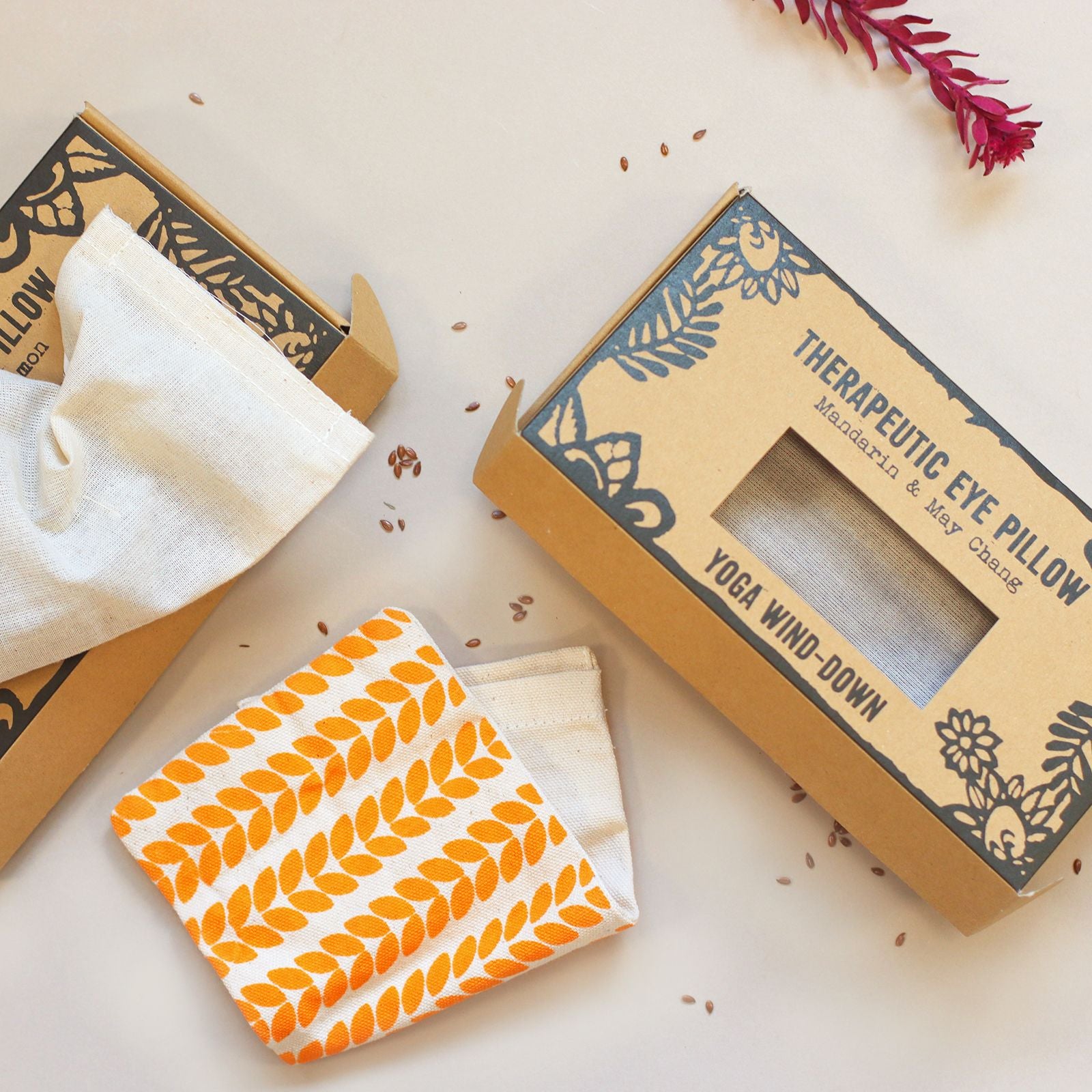 Agnes & Cat Eye Pillow - Yoga wind-down